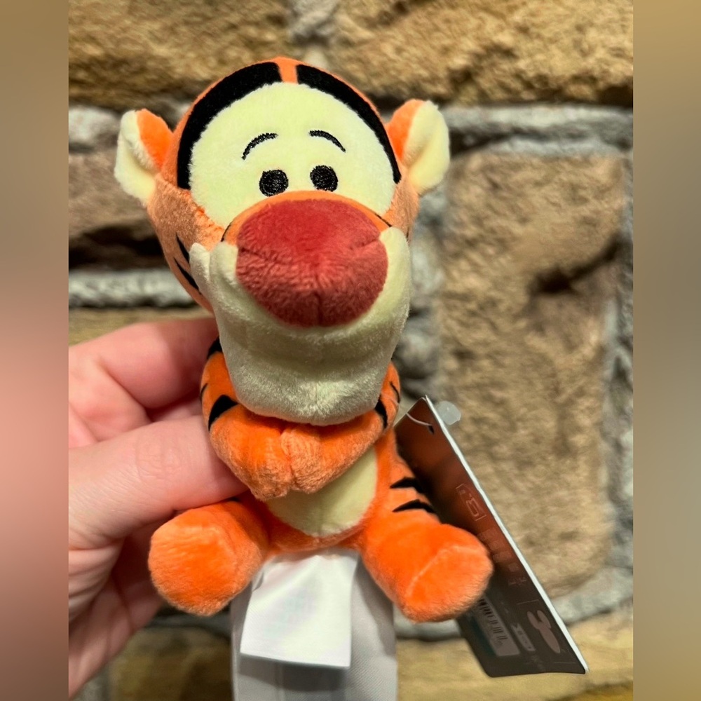 Disney Parks Winnie the Pooh TIGGER Magnet Magnetic Hands Plush NEW